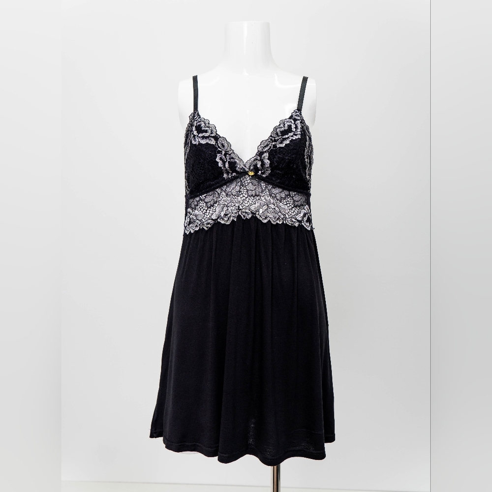 Daisy Fuentes Night Gown Floral embroidery